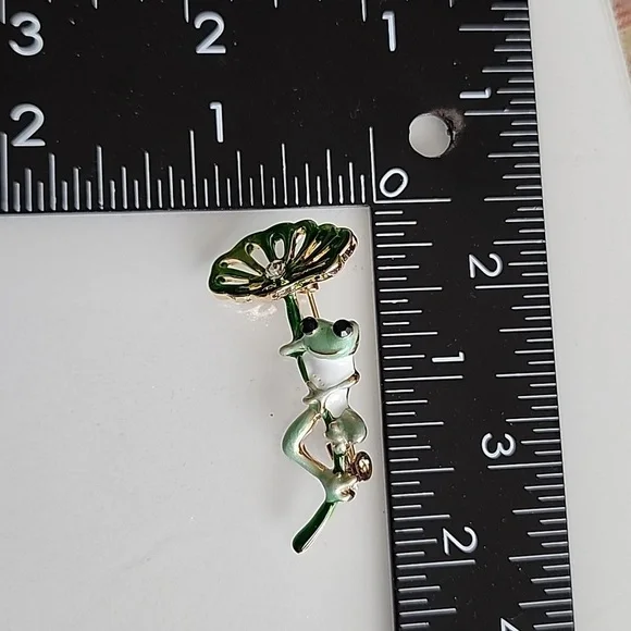 Tree Frog Gripping Lily pad Brooch quality Enamel Simulated gem - Picture 2 of 4